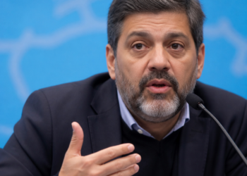 Carlos Bianco respondió a las críticas de Máximo Kirchner: “Hay sectores del peronismo más enfocados en criticar a compañeros que a Milei”