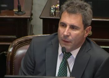 La Reconfiguración del Peronismo: Estrategias de Uñac y la disputa por el liderazgo en 2027