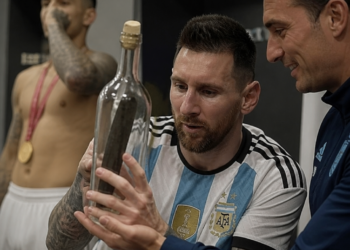 El curioso souvenir del arquero inglés que sorprendió a Messi tras el triunfo: la broma de un asistente de Scaloni hacia Inglaterra