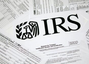 El IRS otorga un reembolso automático de 2,200 dólares a familias con hijos menores de 17 años bajo condiciones específicas