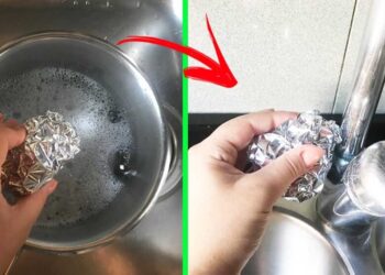 Usos del papel aluminio: frotarlo sobre las canillas para mantenerlas brillantes