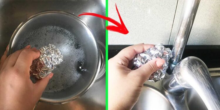 Usos del papel aluminio: frotarlo sobre las canillas para mantenerlas brillantes