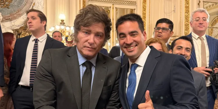 El nuevo vocero presidencial presenta un estilo comunicacional diferente al de Javier Milei