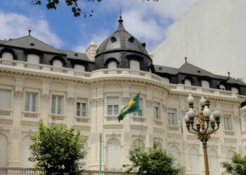 El embajador argentino regresa al país tras la decisión de Brasil