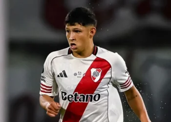 El destacado rendimiento de un juvenil de River en Peñarol: un paralelismo con Messi