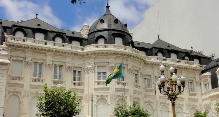 El embajador argentino regresa al país tras la decisión de Brasil