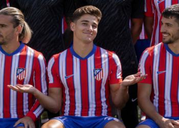 El gesto de Julián Álvarez en la foto oficial del Atlético Madrid genera controversia