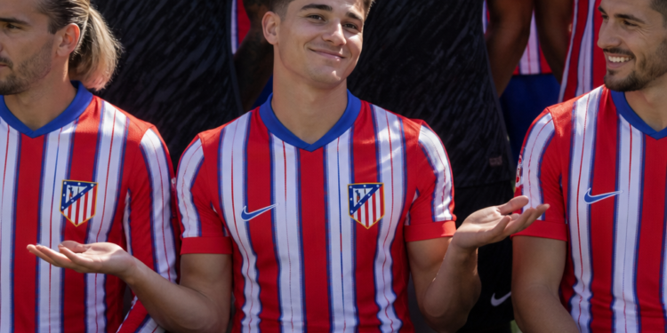 El gesto de Julián Álvarez en la foto oficial del Atlético Madrid genera controversia