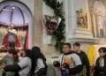 La festividad de San Cayetano congrega a fieles bajo la lluvia y el frío