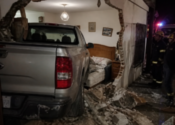 Un hombre embriagado chocó su camioneta contra el dormitorio de un anciano