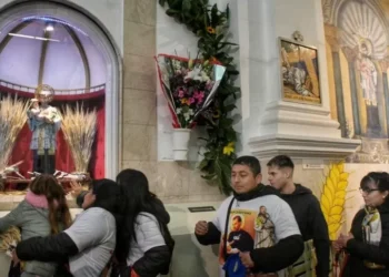 La festividad de San Cayetano congrega a fieles bajo la lluvia y el frío