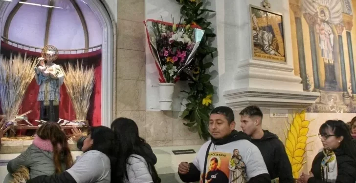 La festividad de San Cayetano congrega a fieles bajo la lluvia y el frío