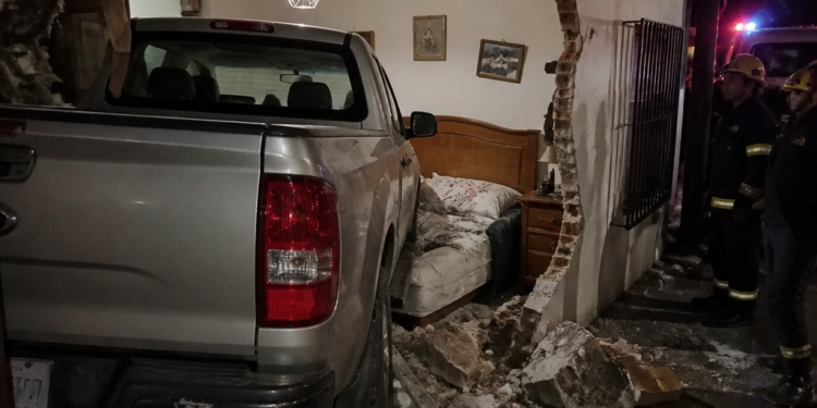 Un hombre embriagado chocó su camioneta contra el dormitorio de un anciano