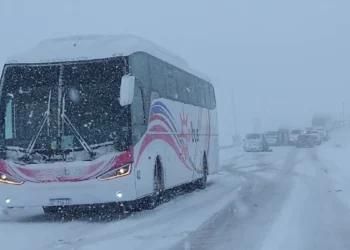 Dos choferes y un coordinador de una empresa de transportes permanecen varados en Las Leñas bajo condiciones extremas