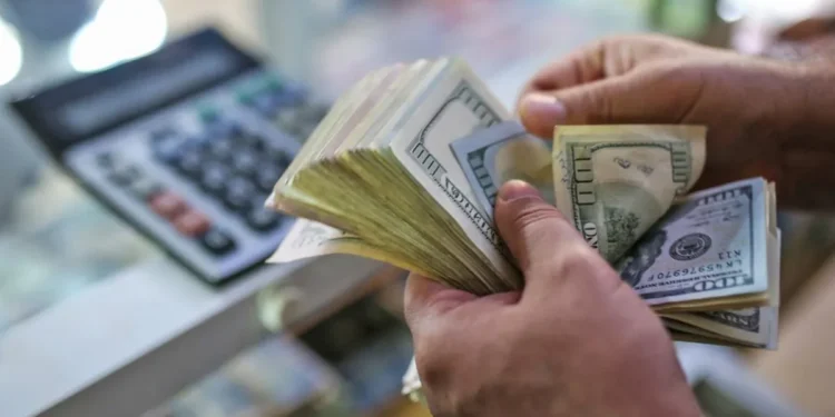 Las compras de dólares se mantienen por encima de los 2000 millones