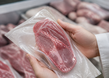 Adiós al plástico en la carnicería: científicos argentinos crean un film biodegradable que transforma la compra de carne