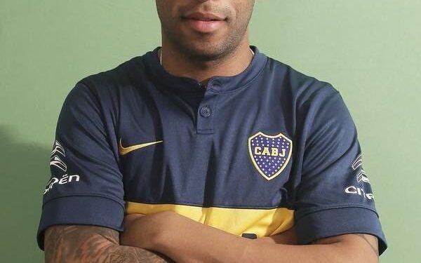 Un campeón de Boca Juniors debutó como cantante mientras sigue jugando al fútbol