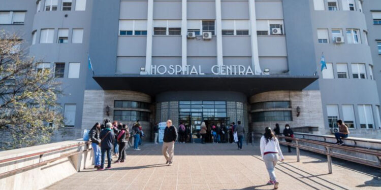 Salud pública: qué establece la nueva regla para extranjeros sin residencia permanente