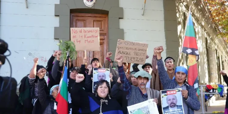 Desalojo parcial en tierras en disputa con comunidades mapuche cerca de Villa La Angostura