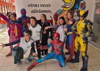 Un conmovedor encuentro entre una niña con cáncer y el Hombre Araña que arribó en moto al Hospital Garrahan por el Día del Niño
