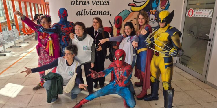 Un conmovedor encuentro entre una niña con cáncer y el Hombre Araña que arribó en moto al Hospital Garrahan por el Día del Niño