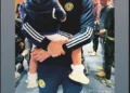 Un bebé irrumpe en el partido y se roba la atención del público