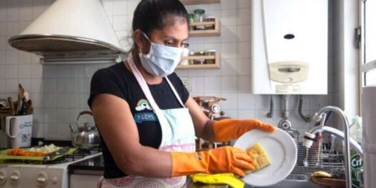 Personal de casas particulares: el Gobierno convocó a una reunión para revisar los salarios