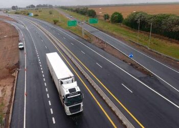 El Gobierno avanza con la concesión de 4.000 kilómetros de rutas nacionales y crece la preocupación en las provincias