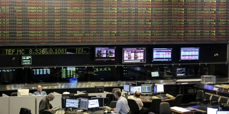 El riesgo país se aleja de los 400 puntos y Argentina mantiene una posición desfavorable en la región