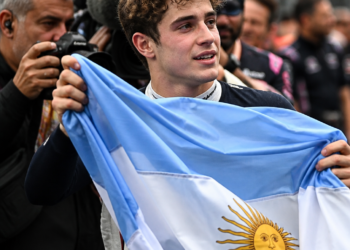 Colapinto brilla en el GP de España: gran carrera, tensión con Gasly y banderas argentinas al viento