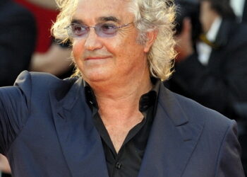Flavio Briatore provoca controversia tras el fallo de la FIA contra Alpine, sugiriendo conflicto de intereses en la decisión