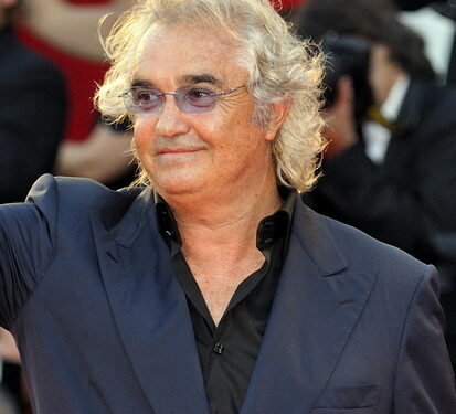 Flavio Briatore provoca controversia tras el fallo de la FIA contra Alpine, sugiriendo conflicto de intereses en la decisión