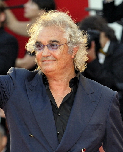 Flavio Briatore provoca controversia tras el fallo de la FIA contra Alpine, sugiriendo conflicto de intereses en la decisión