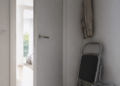Consejos de expertos en Feng Shui: los errores comunes al colocar objetos detrás de las puertas