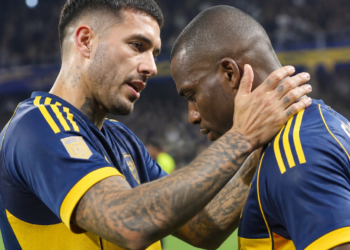 El gesto de Leandro Paredes hacia Enner Valencia tras la victoria de Boca Juniors sobre Racing