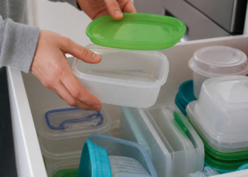 No deseches tus tuppers viejos: 7 ideas prácticas para reciclarlos y darles un nuevo propósito