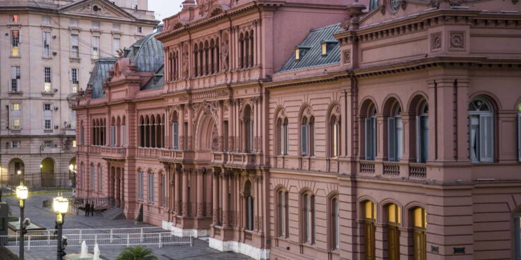 Nación redujo 66% las transferencias discrecionales a las provincias y frenó el reparto de ATN