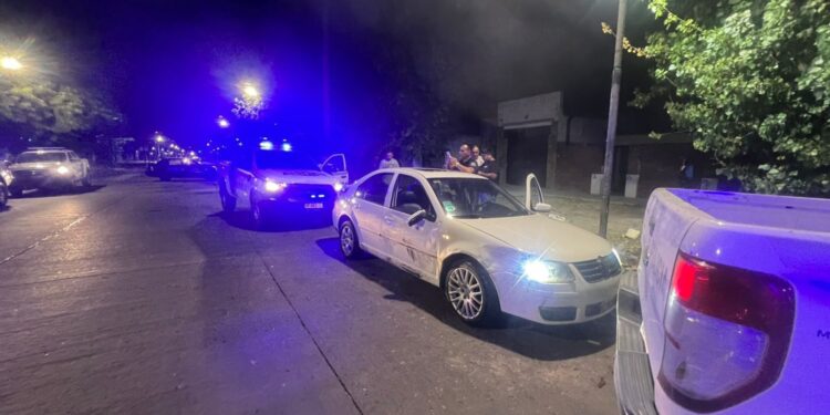 Intentó evadir un control de tránsito, atropelló a un inspector y lo arrastró cinco cuadras