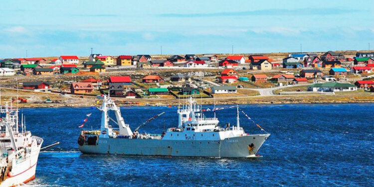 La pesca, principal motor económico de Malvinas, enfrenta una baja en el calamar y nuevas tensiones con Argentina