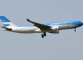 Un avión de Aerolíneas Argentinas regresa a Ezeiza tras una falla en un motor que alarmó a los vecinos