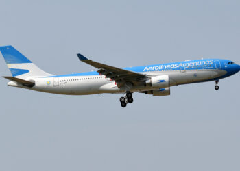 Un avión de Aerolíneas Argentinas regresa a Ezeiza tras una falla en un motor que alarmó a los vecinos