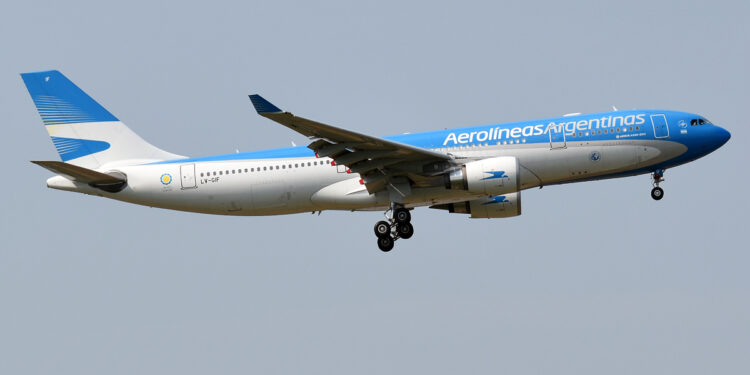 Un avión de Aerolíneas Argentinas regresa a Ezeiza tras una falla en un motor que alarmó a los vecinos