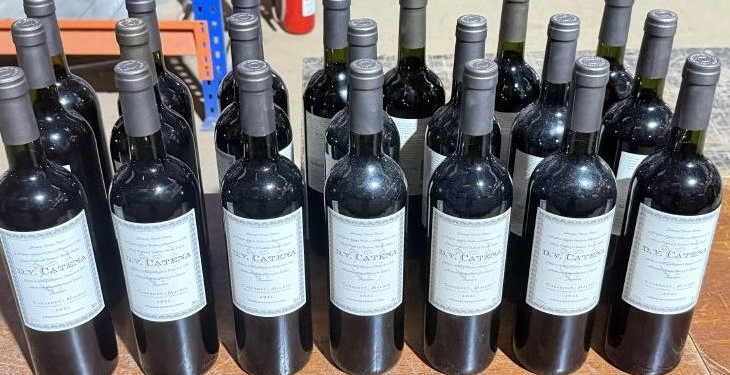 Subastas de aduana:                                                                                Remates de equipos de audio y bebidas alcohólicas