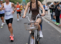 Descalificación de una influencer china en el Maratón de Berlín por usar una bicicleta: los detalles del escándalo