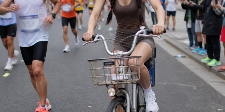 Descalificación de una influencer china en el Maratón de Berlín por usar una bicicleta: los detalles del escándalo