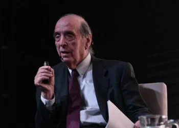 Arriazu explica sus declaraciones sobre la adquisición de dólares: el mensaje del economista