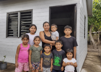 Madre de 9 hijos recibe una vivienda ecológica construida en 15 horas con plástico reciclado