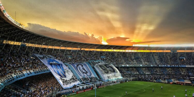 Racing enfrenta un momento crítico: un año para el olvido y la ansiedad de los hinchas ante el clásico de Avellaneda