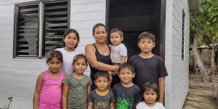 Madre de 9 hijos recibe una vivienda ecológica construida en 15 horas con plástico reciclado