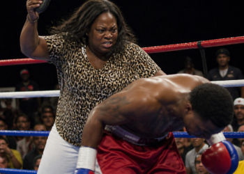 La madre que intervino en una pelea de boxeo profesional: una reacción inesperada